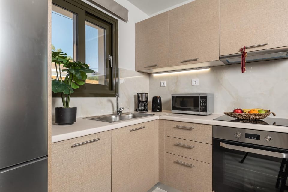 Coffee/tea facilities, Kitchen or kitchenette, oven, stove, toaster