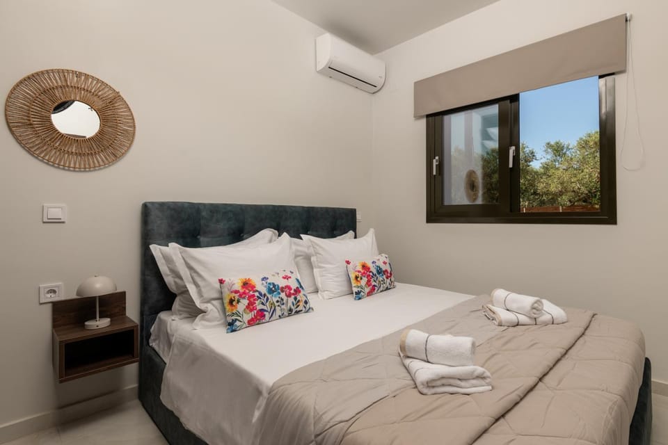 Bed, Photo of the whole room, Bedroom, towels, air conditioner