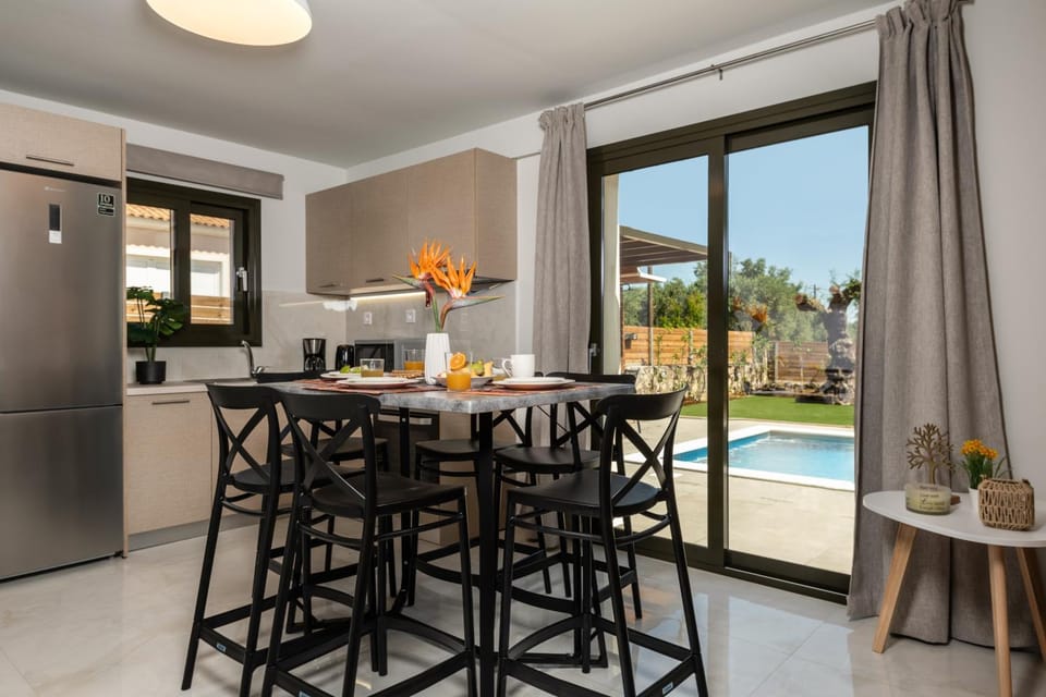 Patio, Balcony/Terrace, Kitchen or kitchenette, Dining area, Pool view, Swimming pool, oven