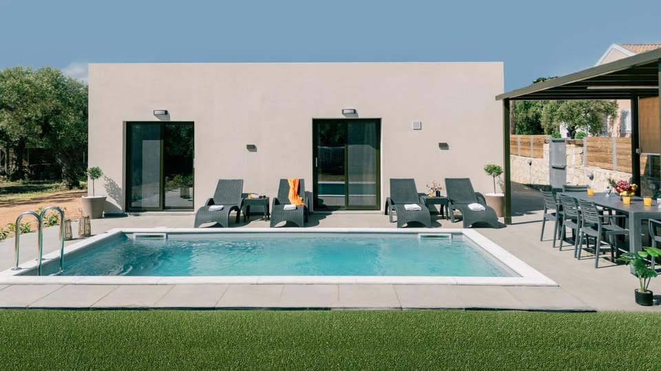Property building, Patio, Day, Pool view, Swimming pool, sunbed