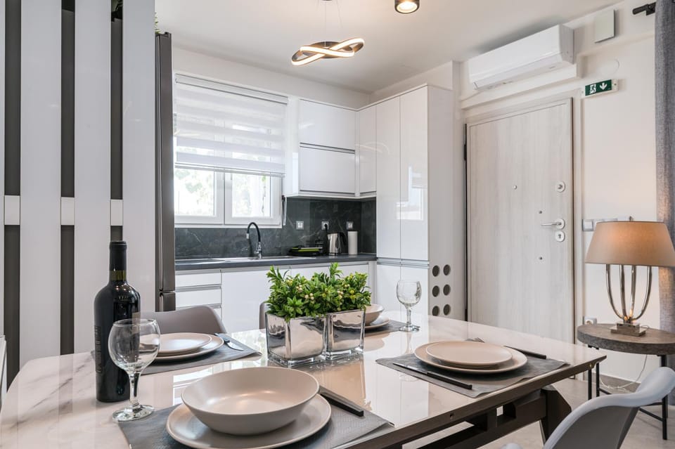 Kitchen or kitchenette, Dining area, air conditioner