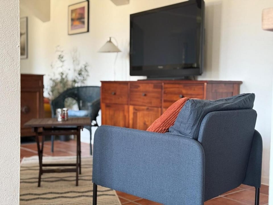 Living room, Seating area, Evening entertainment