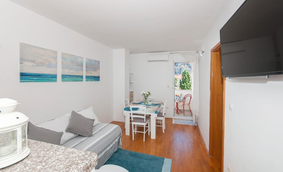 Summer, TV and multimedia, Living room, Dining area, Family