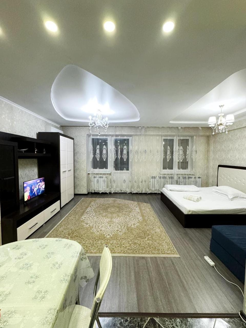 Bed, TV and multimedia, Living room, Photo of the whole room, Seating area, Bedroom
