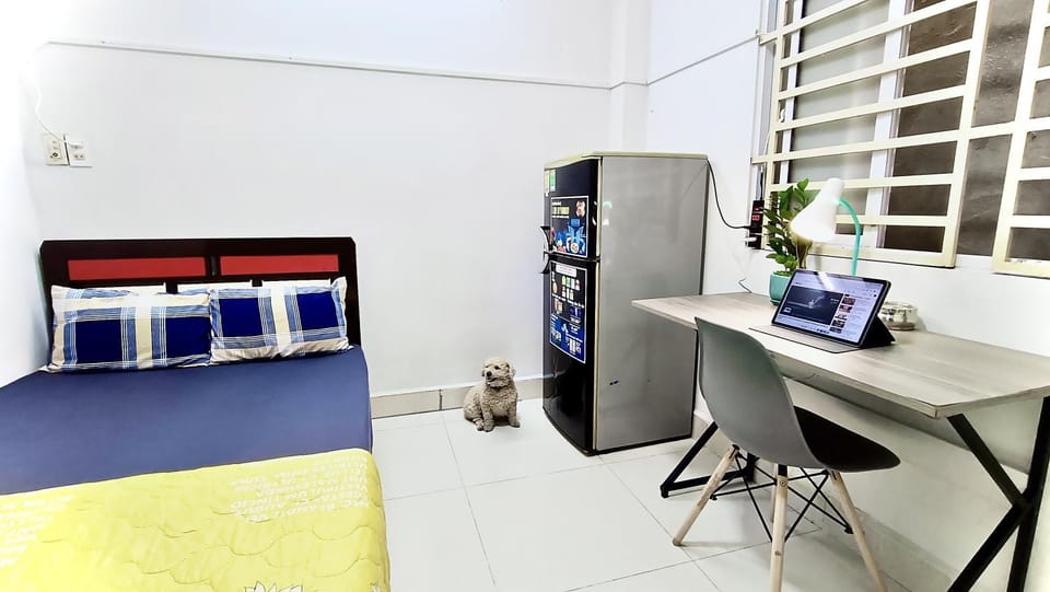 Bed, Photo of the whole room, Seating area, air conditioner