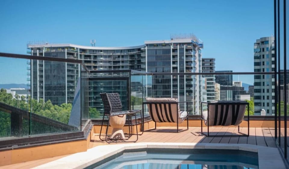 2BR-2BR-1Car-Sleeps 6 CBD Pool Apartment in Canberra