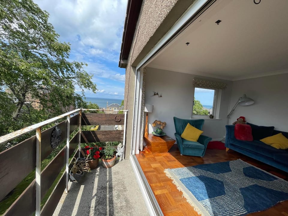 View (from property/room), Balcony/Terrace, Living room, Sea view, Street view, Quiet street view