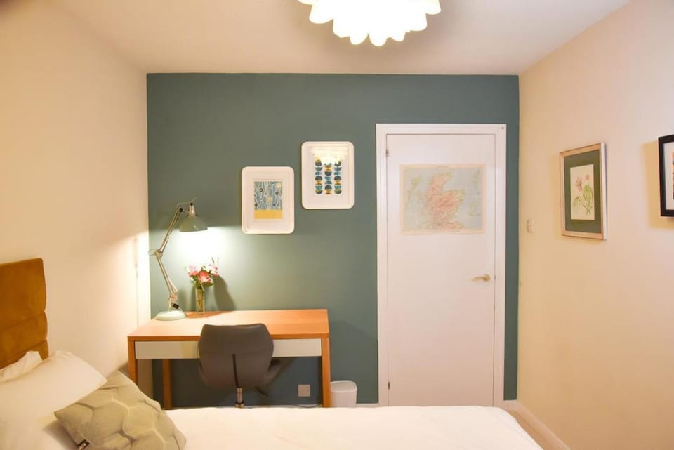 Bed, Seating area, Bedroom