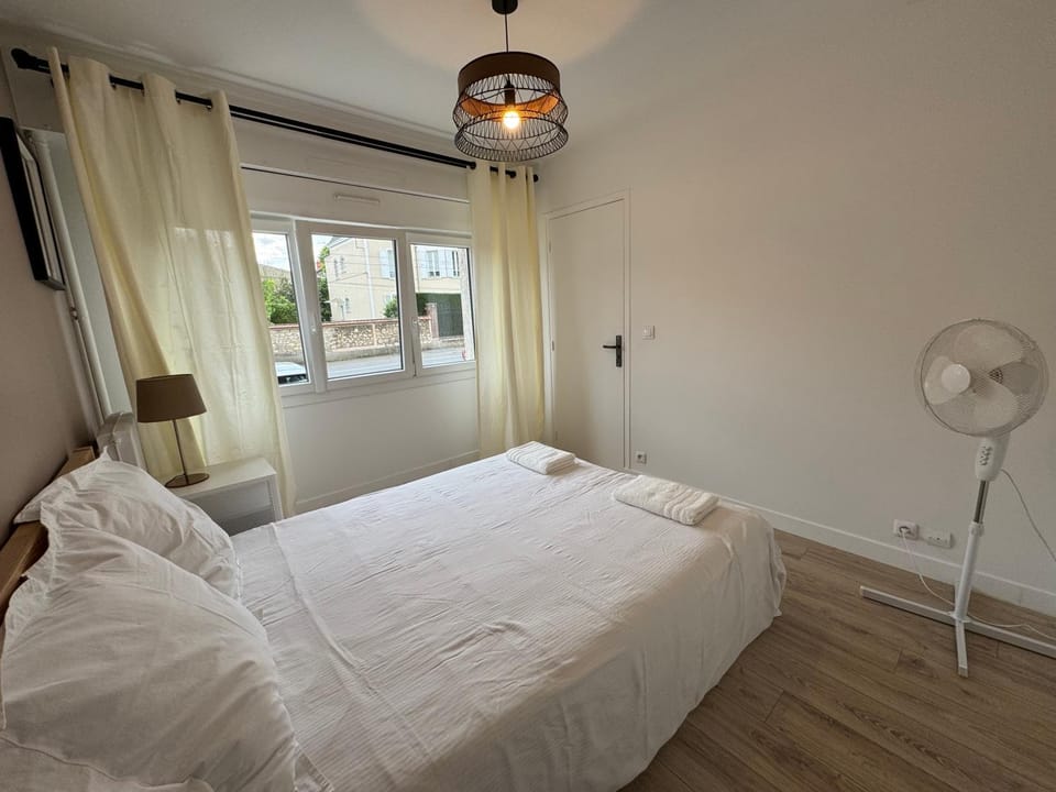 Bed, Photo of the whole room, Bedroom