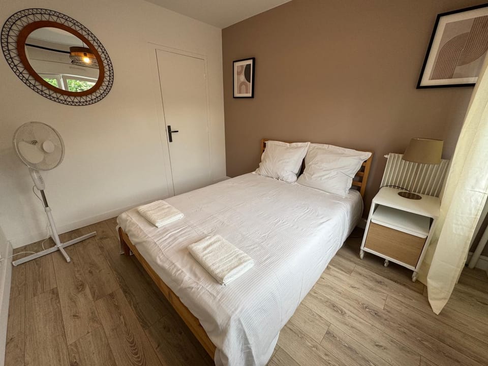 Bed, Photo of the whole room, Bedroom