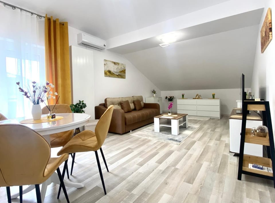 TV and multimedia, Living room, Seating area, Dining area, air conditioner