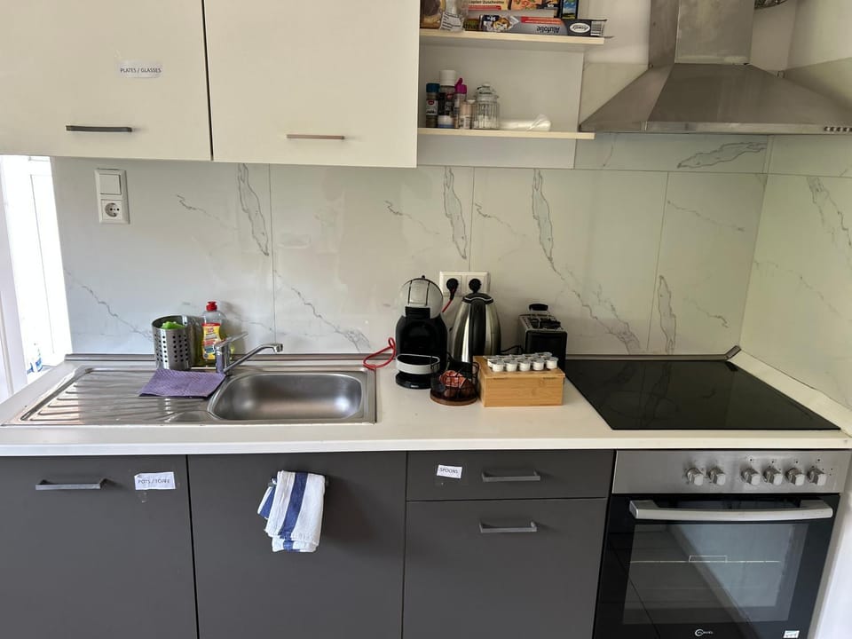 Coffee/tea facilities, Kitchen or kitchenette, stove, toaster