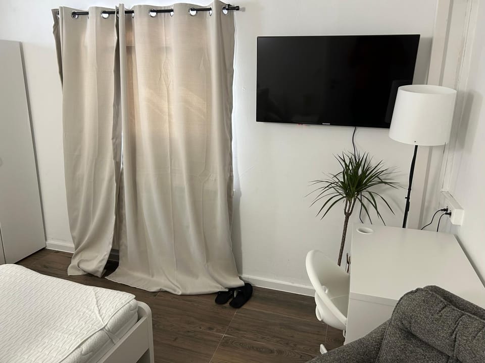 TV and multimedia, Seating area, Evening entertainment, Bedroom