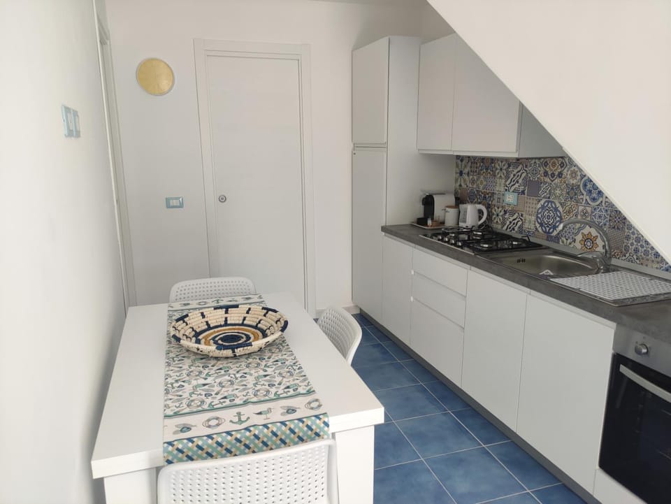 Kitchen or kitchenette, Dining area, stove