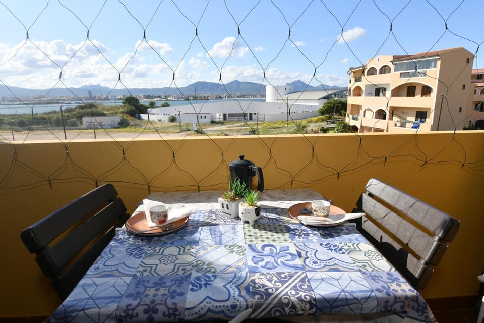 Natural landscape, View (from property/room), Balcony/Terrace, Dining area, Sea view