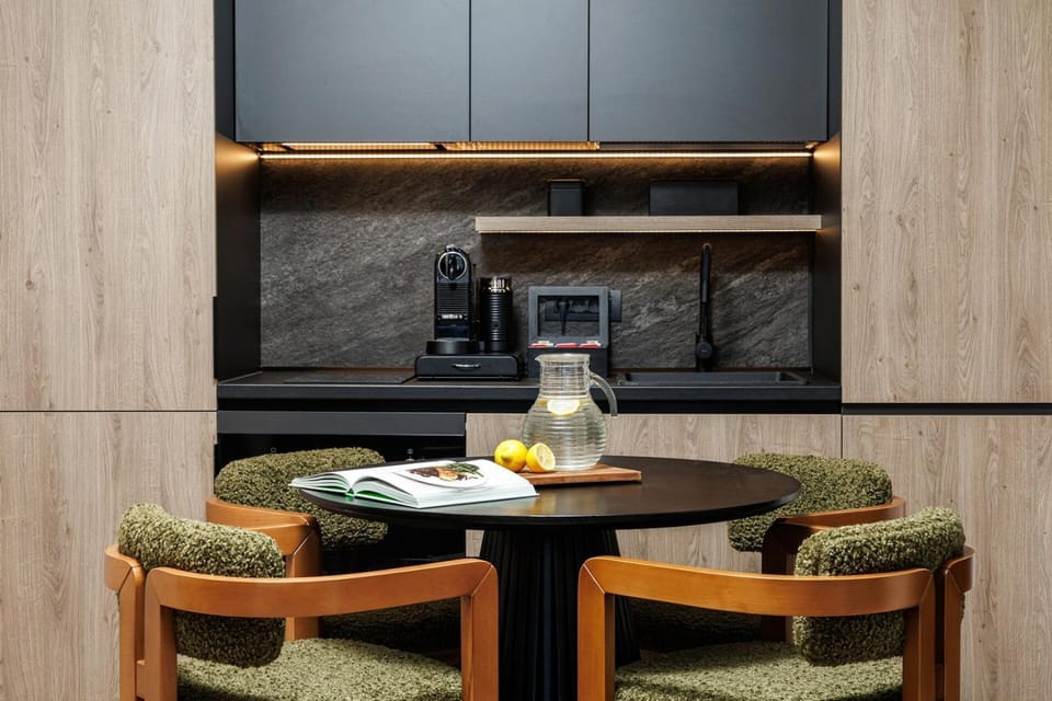 Coffee/tea facilities, Kitchen or kitchenette, Seating area, Dining area, oven, stove