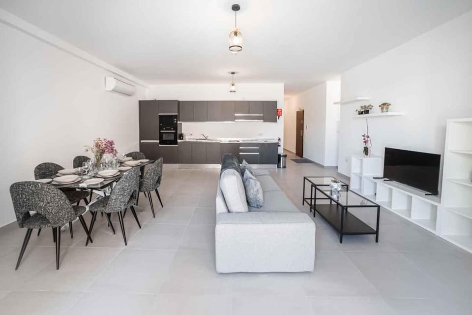 TV and multimedia, Kitchen or kitchenette, Living room, Seating area, Dining area