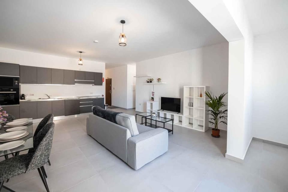 Communal lounge/ TV room, TV and multimedia, Kitchen or kitchenette, Living room, Dining area, stove
