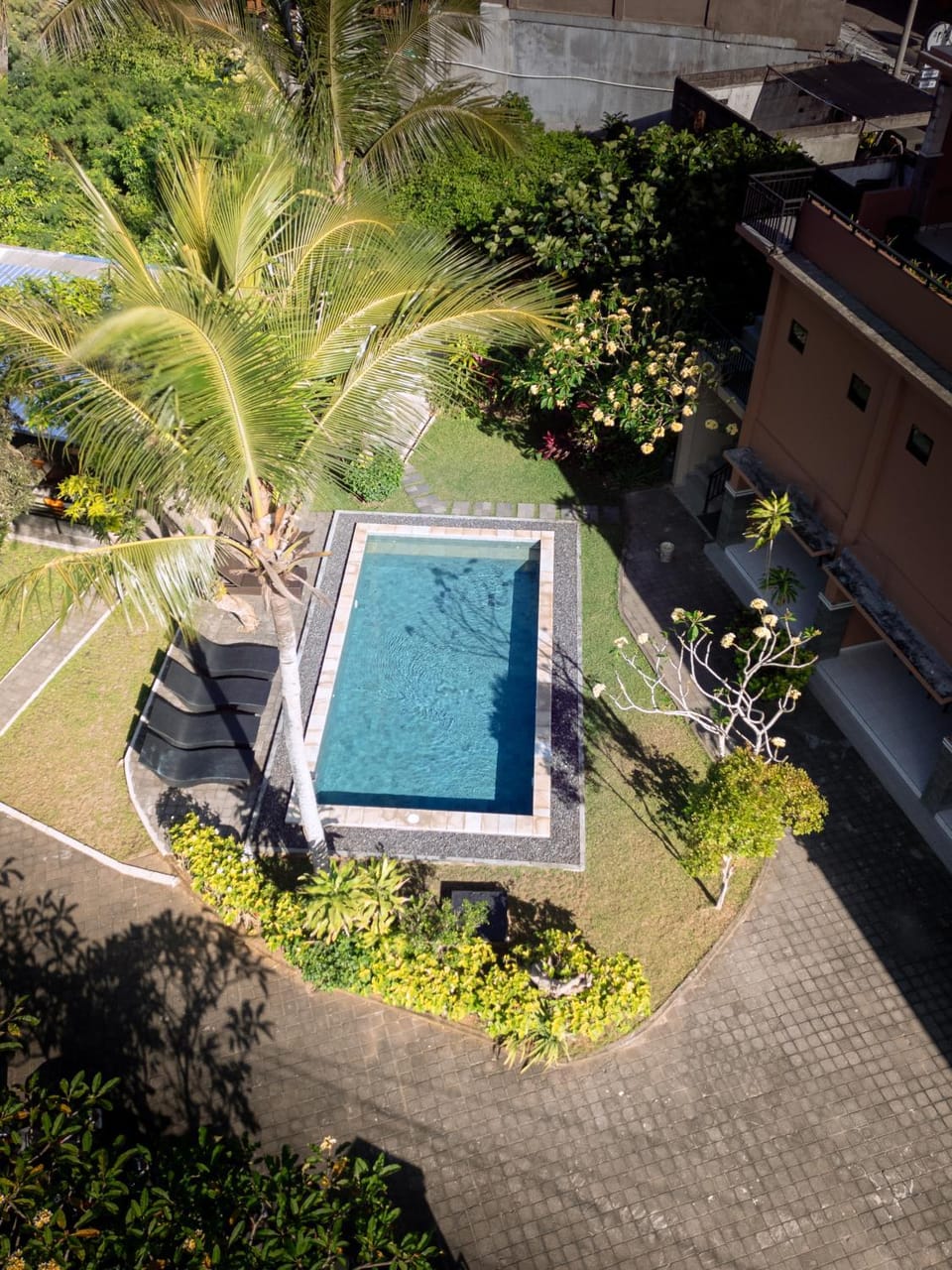 Day, Pool view