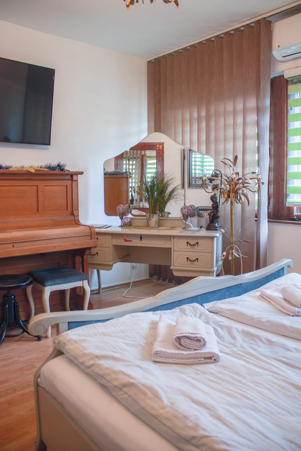 Bed, TV and multimedia, Bedroom