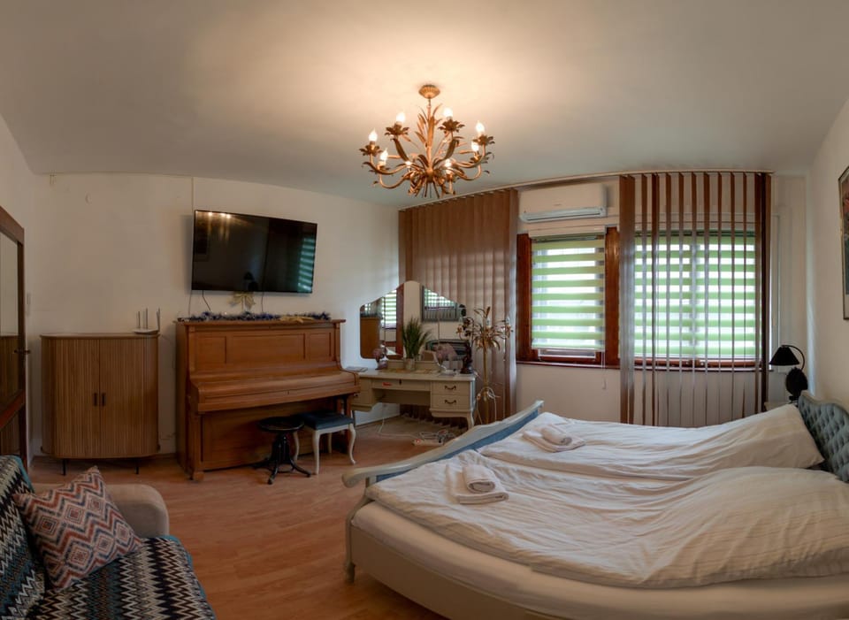 Bed, TV and multimedia, Bedroom