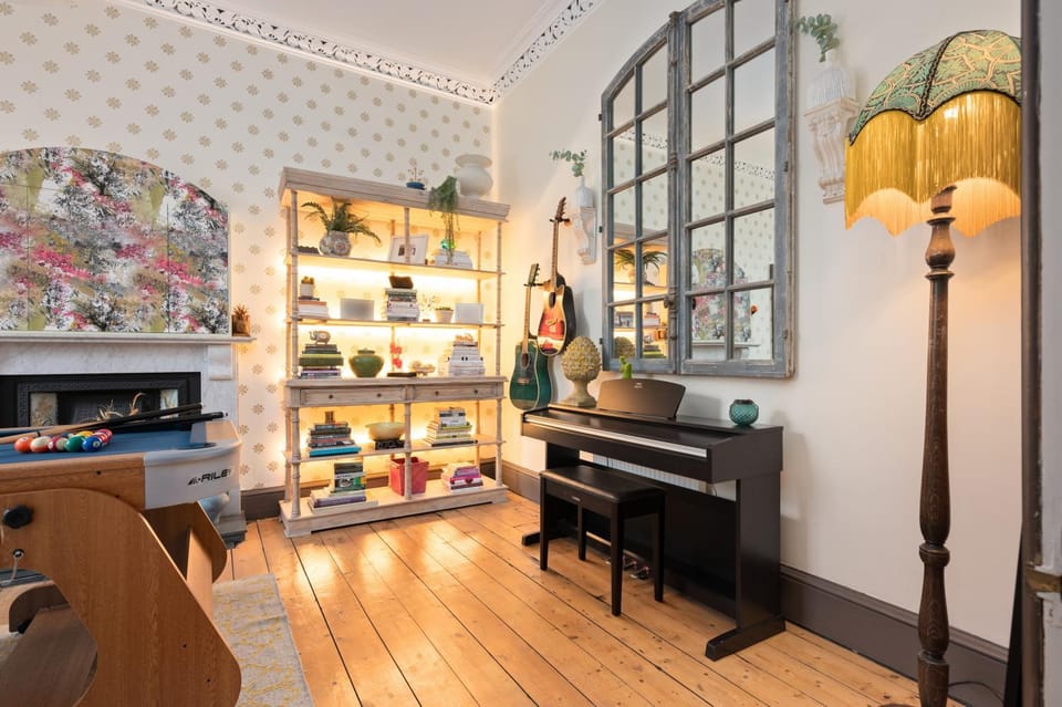 Billiard, Game Room, Decorative detail, Seating area