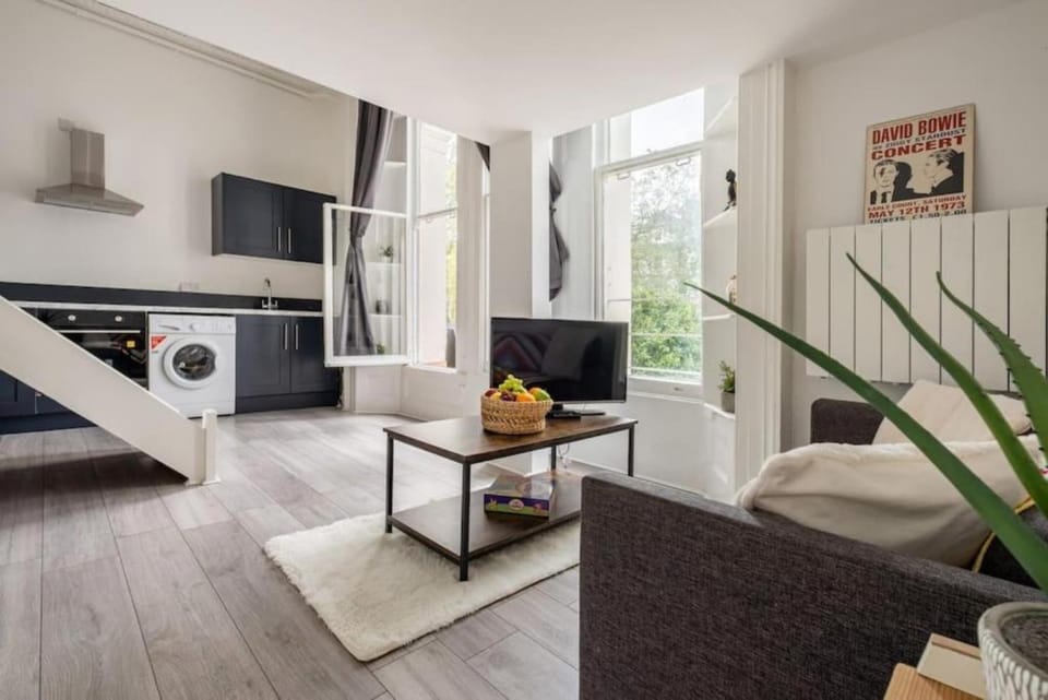 Communal lounge/ TV room, TV and multimedia, Living room
