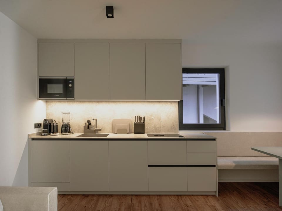 Coffee/tea facilities, Kitchen or kitchenette, stove