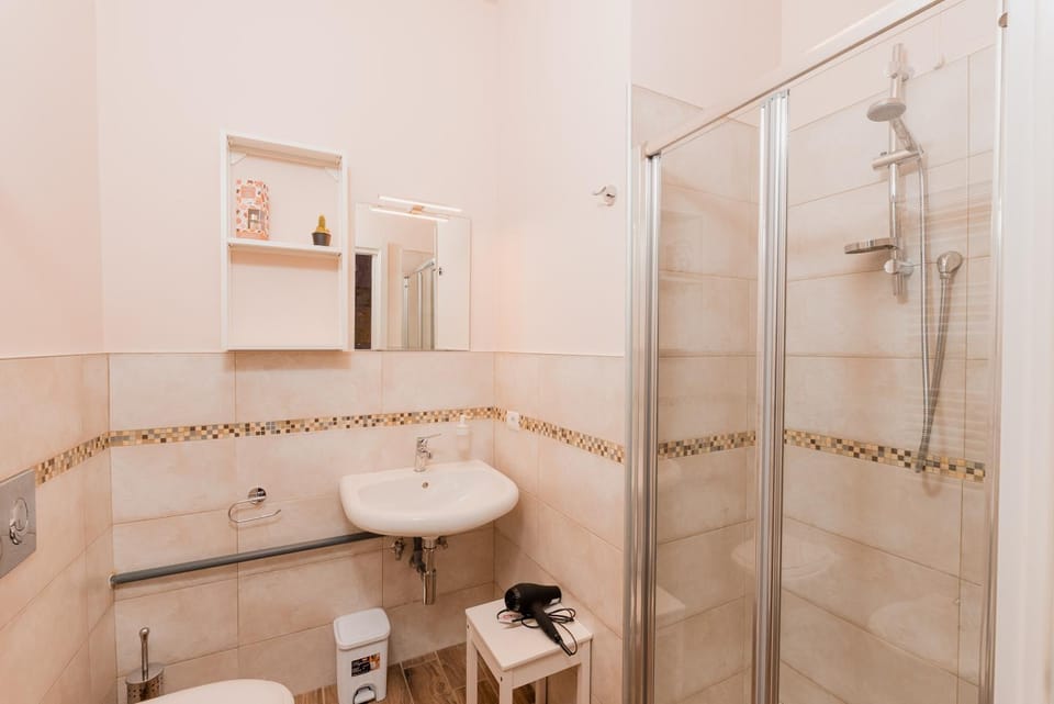Shower, Toilet, Bathroom, towels