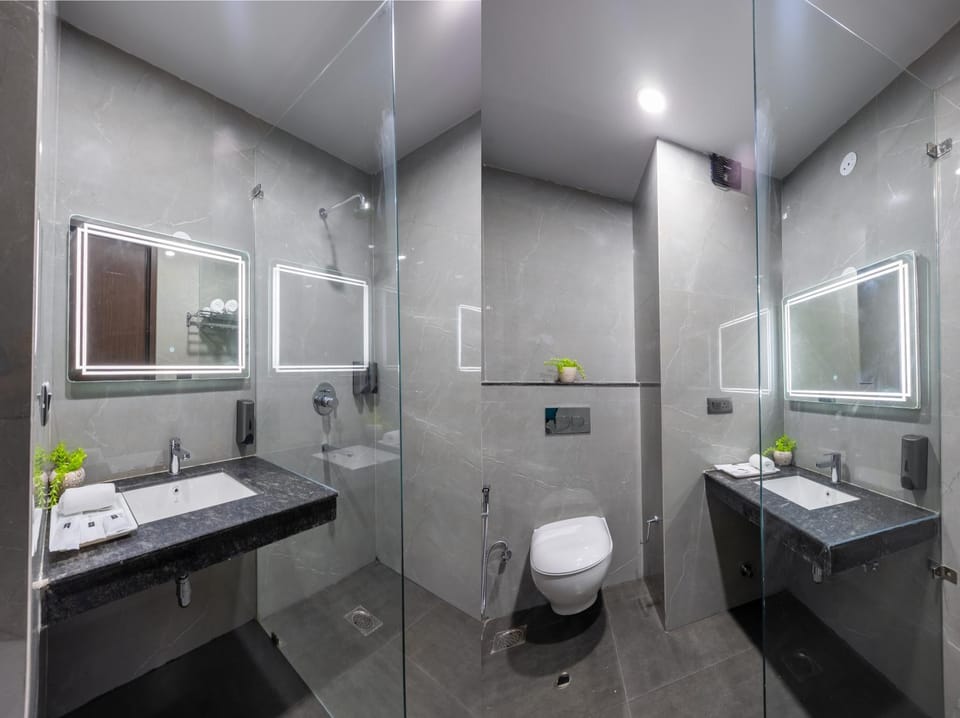 Shower, Toilet, Bathroom, towels