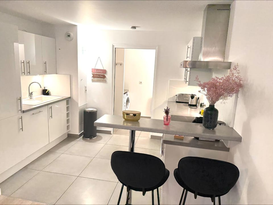 Kitchen or kitchenette, Dining area, minibar