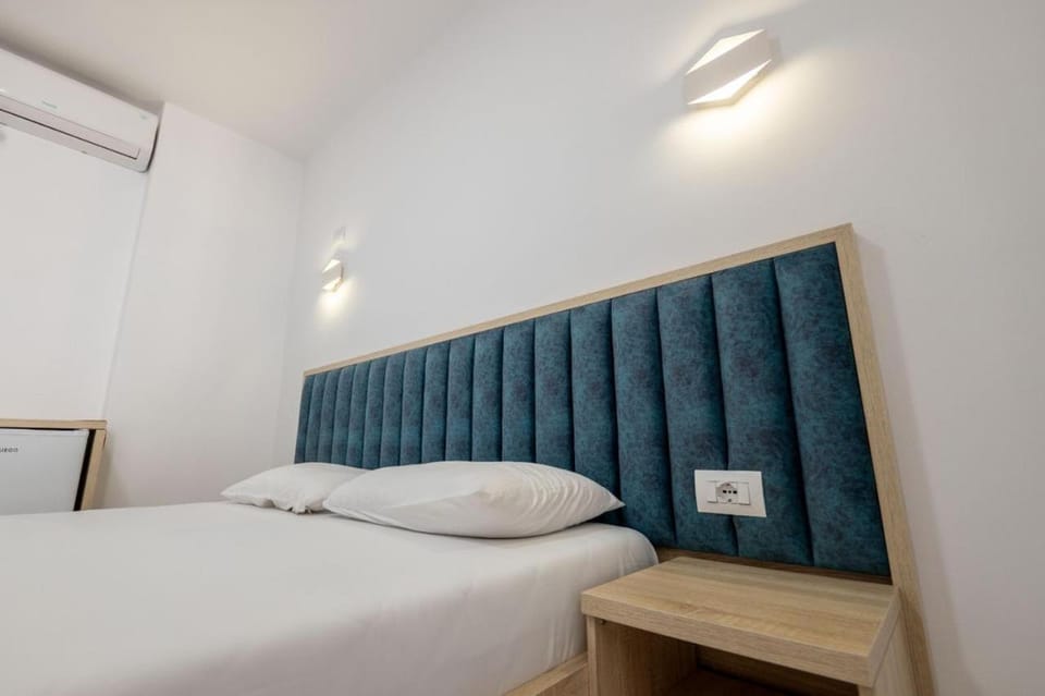 Photo of the whole room, Bedroom, air conditioner