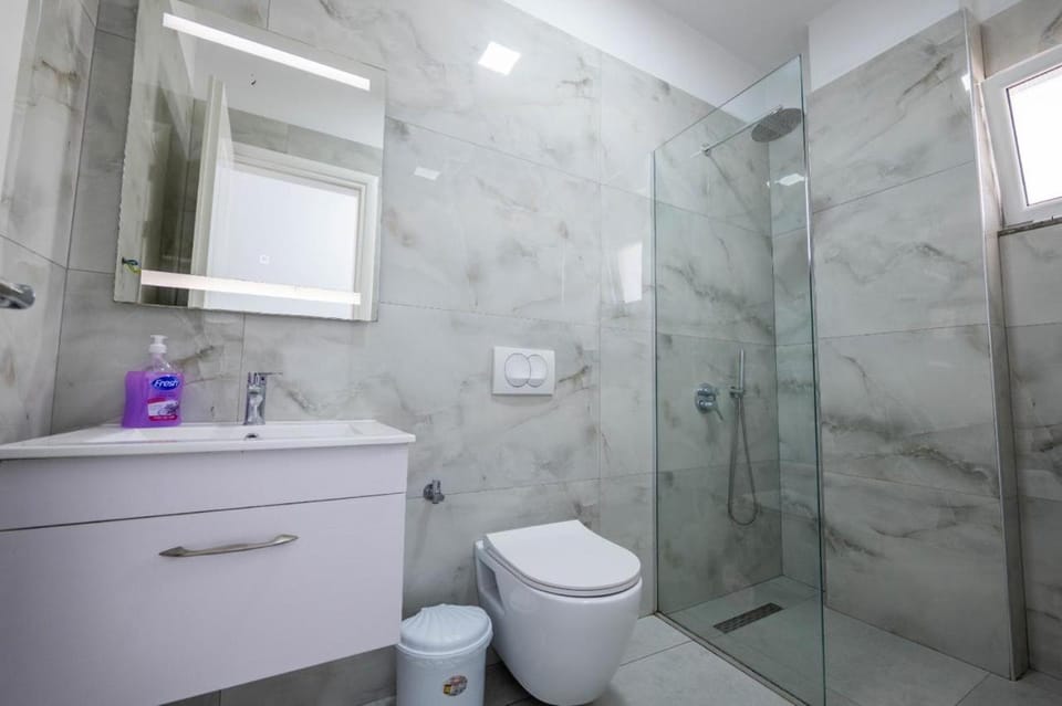 Shower, Toilet, Bathroom, towels