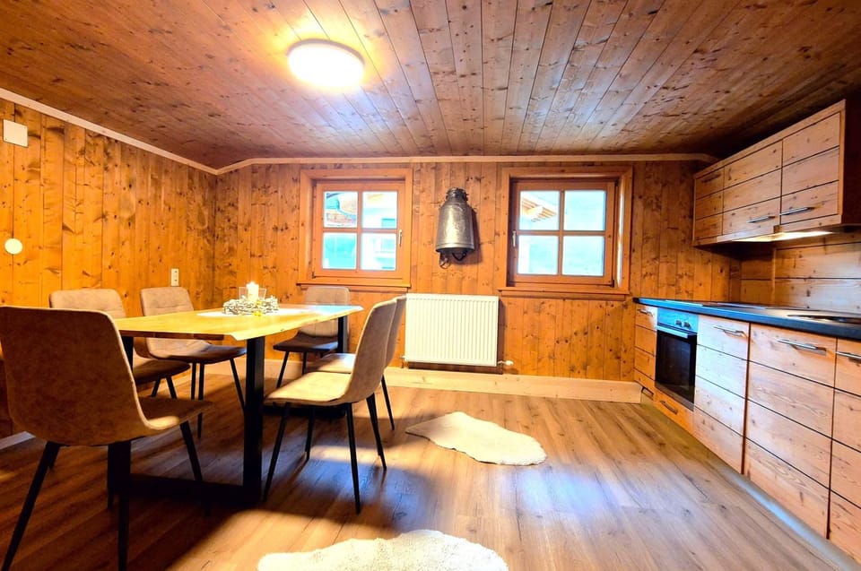 Kitchen or kitchenette, Seating area, Dining area, stove