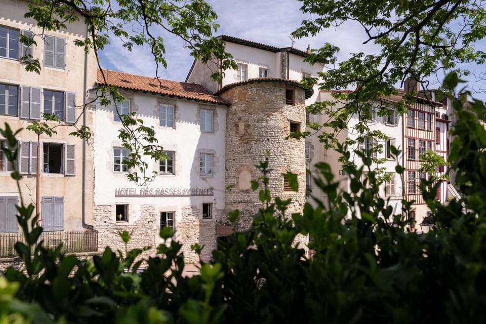 Property building, Facade/entrance, Bedroom