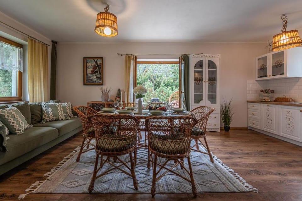 Kitchen or kitchenette, Living room, Seating area, Dining area, pet friendly
