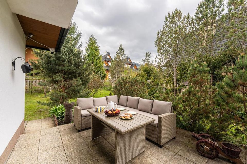 Patio, Spring, Day, Garden, Living room, Food and drinks, Seating area, Dining area, Food, Garden view