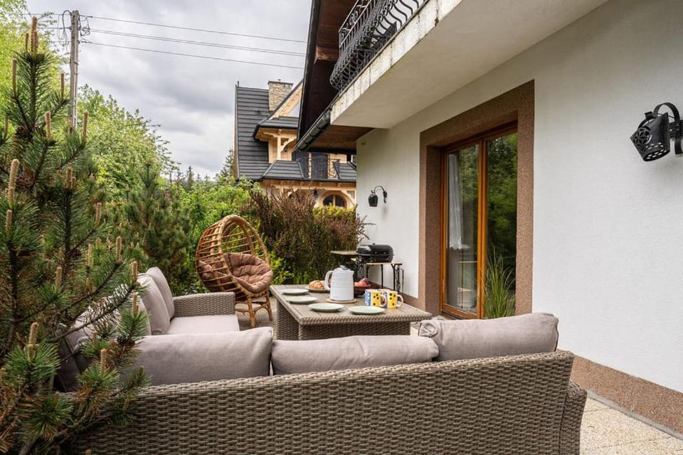 Property building, Patio, Spring, Day, Garden, View (from property/room), Balcony/Terrace, Living room, Seating area, Dining area, Garden view