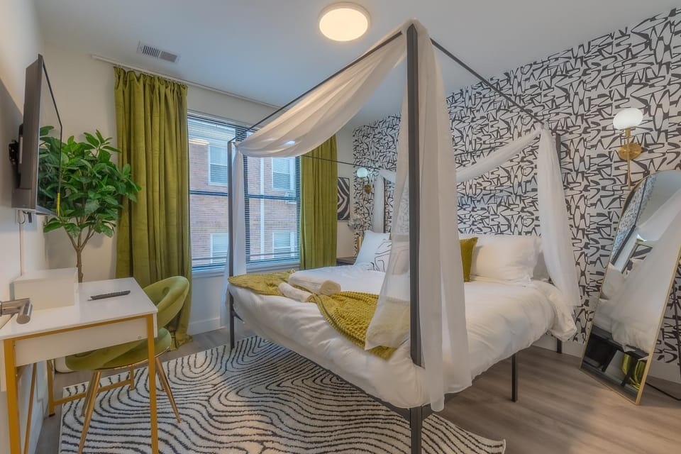 Bed, TV and multimedia, Photo of the whole room, Bedroom