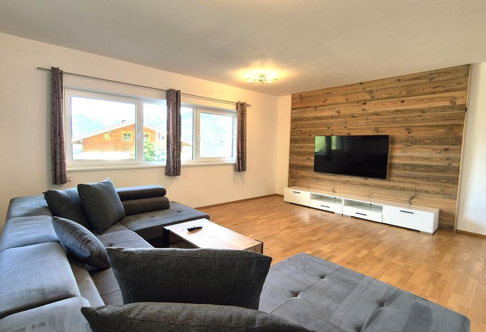 Communal lounge/ TV room, TV and multimedia, Living room