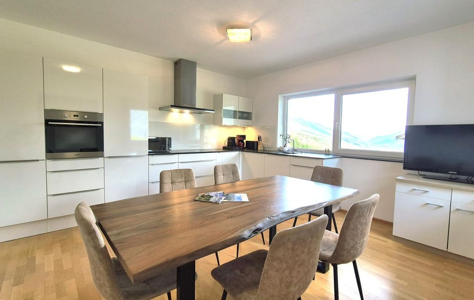TV and multimedia, Kitchen or kitchenette, Dining area, stove, kitchen
