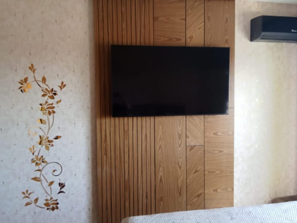 Chambre climatisée proche aéroport avec salle de bain privée & balcon Vacation rental in Rabat-Salé-Kénitra