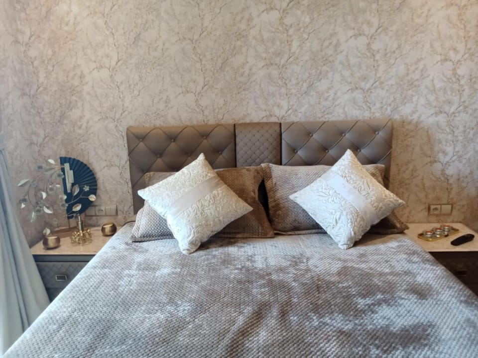 Chambre climatisée proche aéroport avec salle de bain privée & balcon Vacation rental in Rabat-Salé-Kénitra