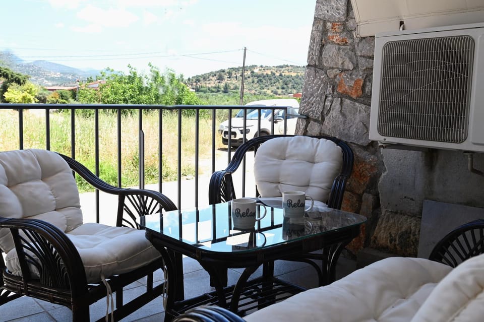 Patio, Day, Natural landscape, View (from property/room), Balcony/Terrace, Living room, Seating area, Dining area, Mountain view