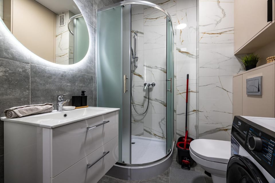 Shower, Toilet, Bathroom, towels