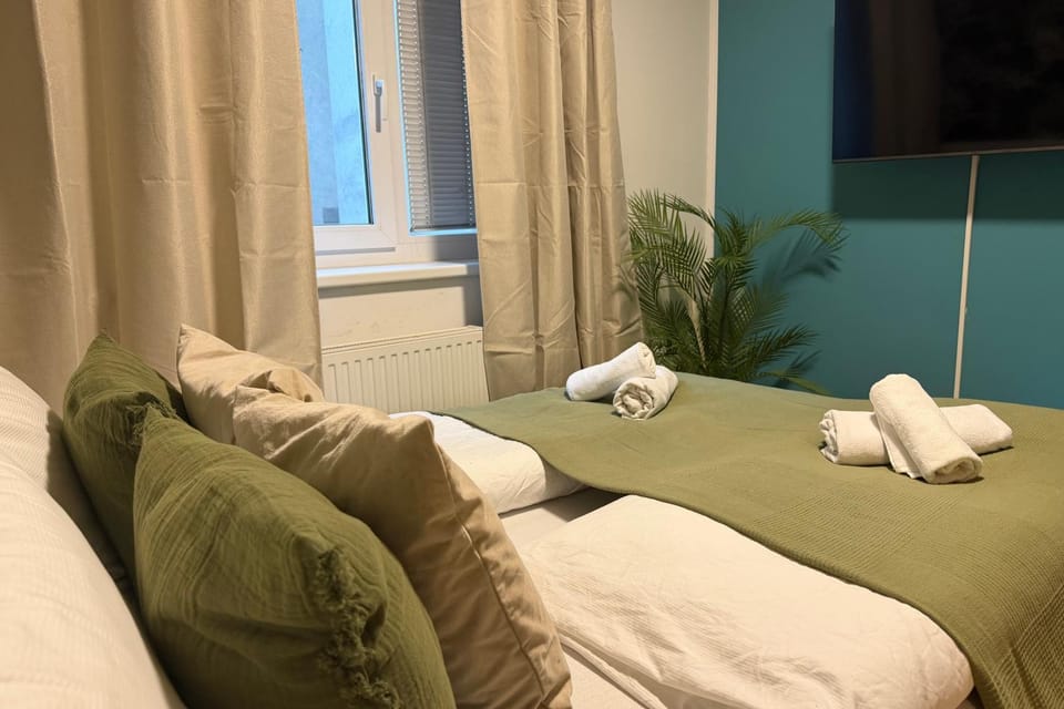 Bed, TV and multimedia, Photo of the whole room, Bedroom, towels
