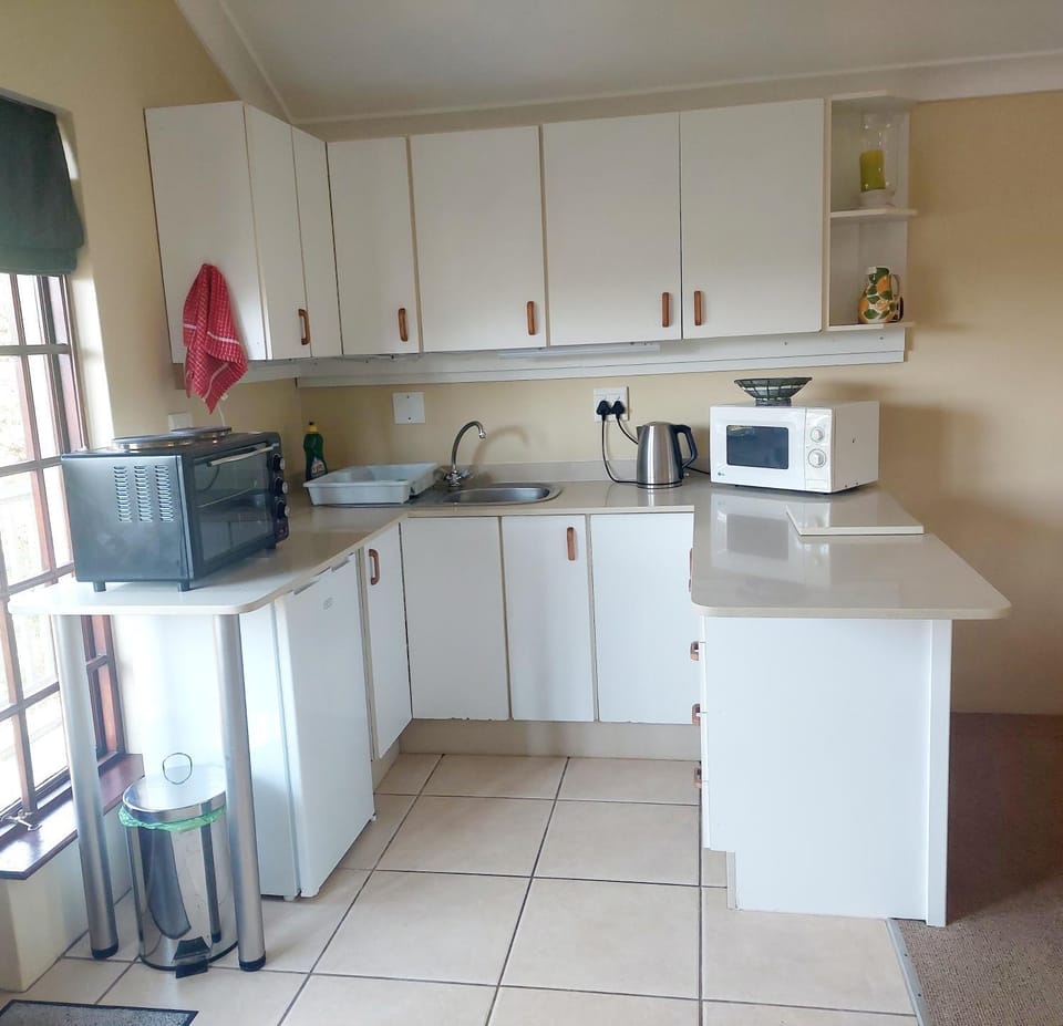 Coffee/tea facilities, Kitchen or kitchenette, oven, stove, toaster