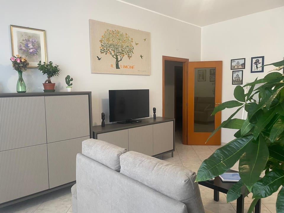 Communal lounge/ TV room, TV and multimedia, Living room, Seating area, Evening entertainment