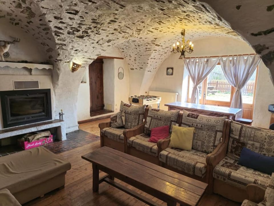 TV and multimedia, Living room, Garden view, fireplace