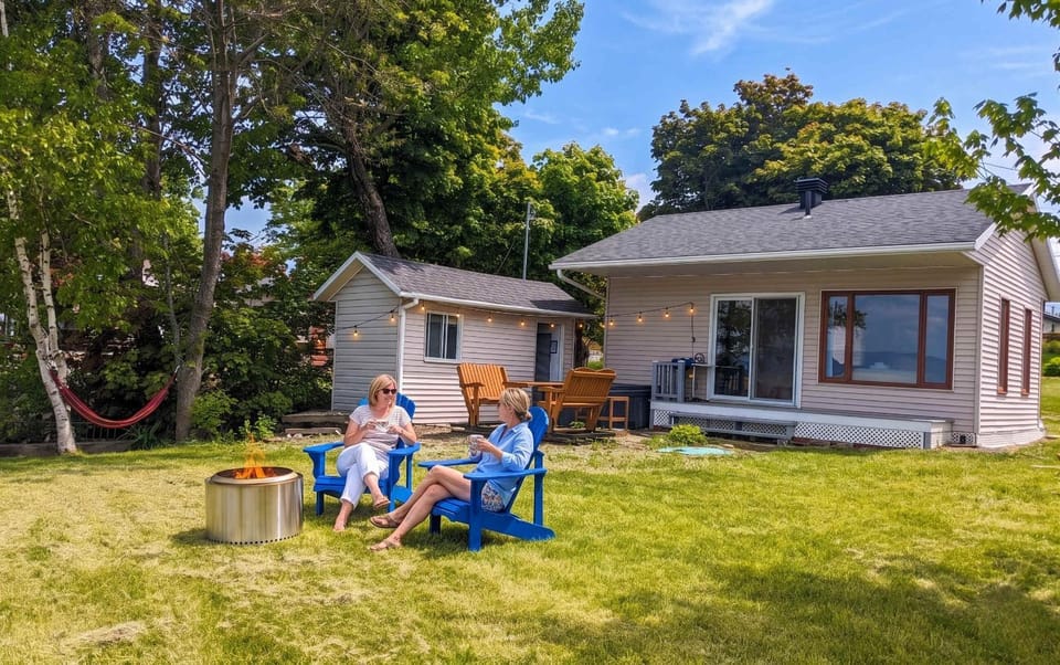 Chalet Studio #1 Waterfront with Spa Fireplace & Wifi Chalet in Quebec